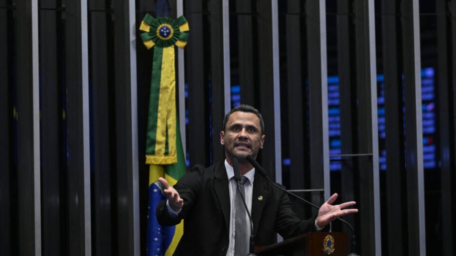 Senador Cleitinho Azevedo enfrenta tentativas de barrar sua candidatura ao governo