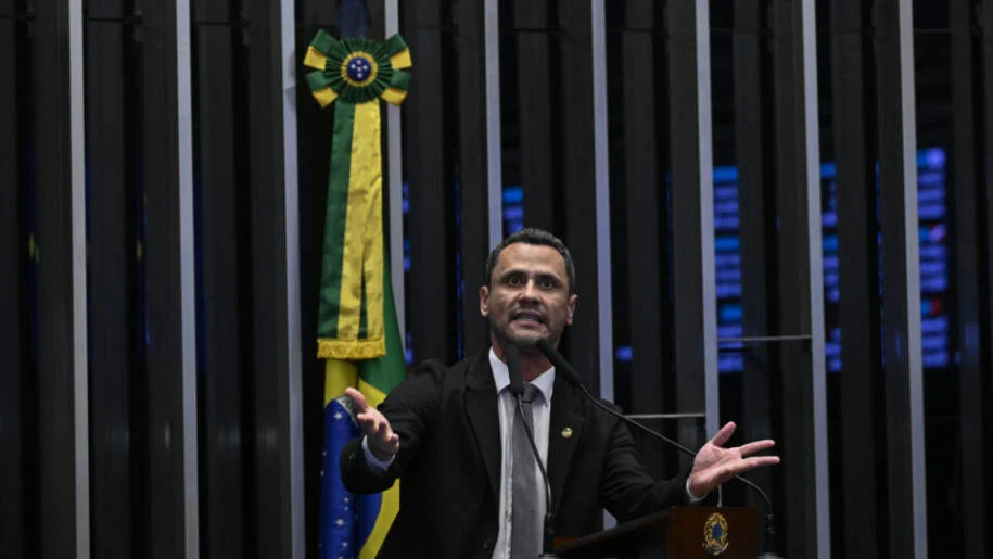 Senador Cleitinho Azevedo enfrenta tentativas de barrar sua candidatura ao governo