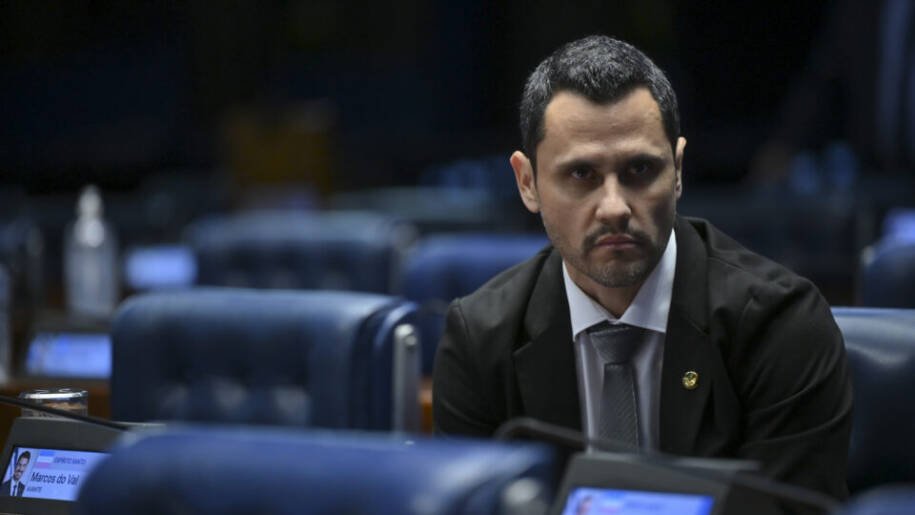 Senador Cleitinho Azevedo pede apoio para candidatura ao governo de MG após luto