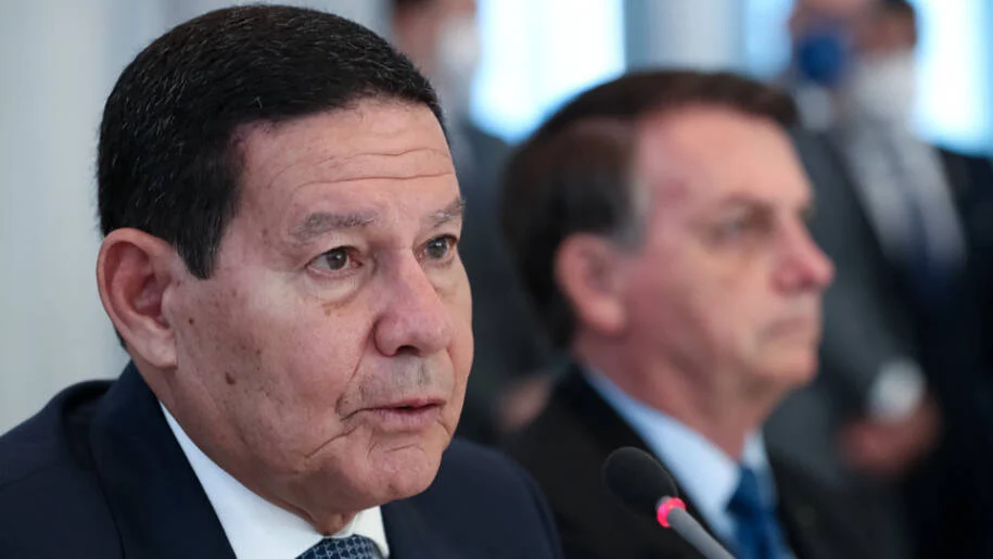 Senador Hamilton Mourão critica PEC 6×1 de Lula como populista e oportunista