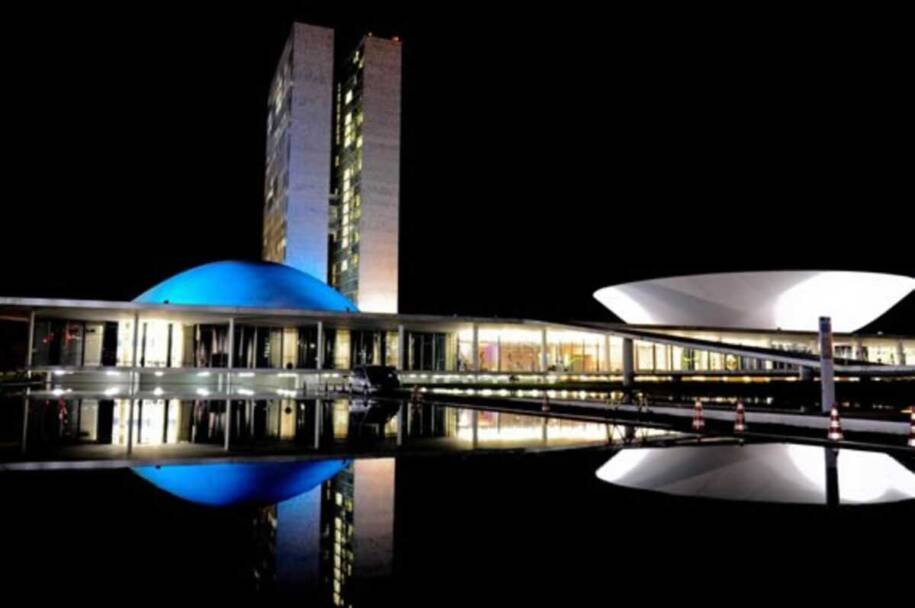Senador Omar Aziz aprova fim da jornada 6x1 e 'taxa das blusinhas' pode acabar