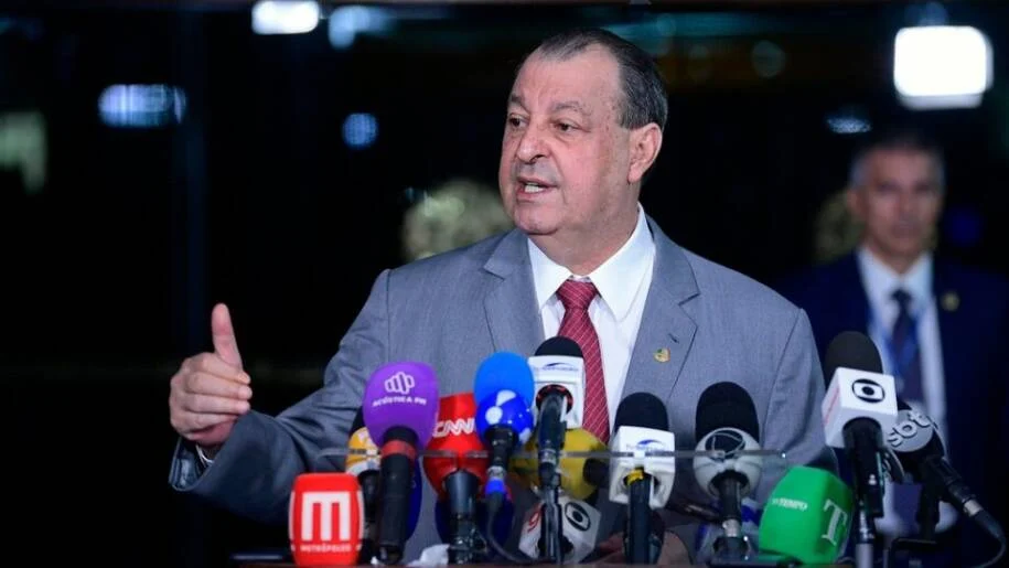Senador Omar Aziz avança com PEC que reduz jornada de trabalho e rejeita emendas