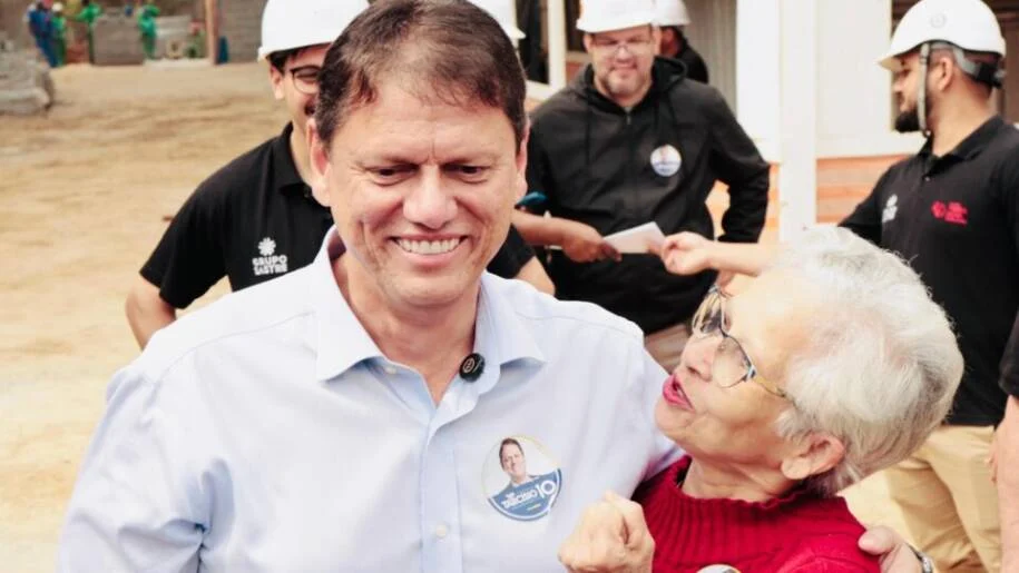 Tarcísio de Freitas cobra governo federal por escândalos e defende Flávio Bolsonaro
