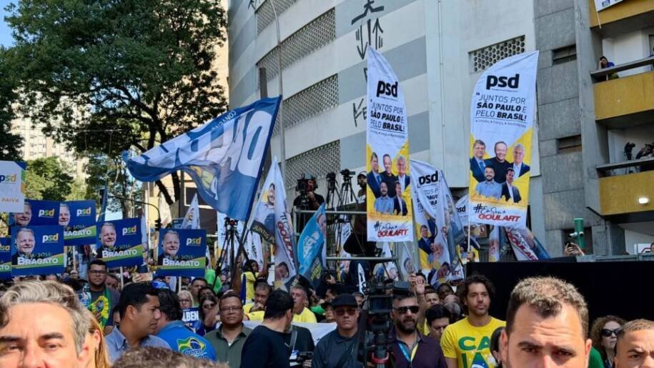Tarcísio de Freitas fortalece Flávio Bolsonaro e critica Kassab em SP
