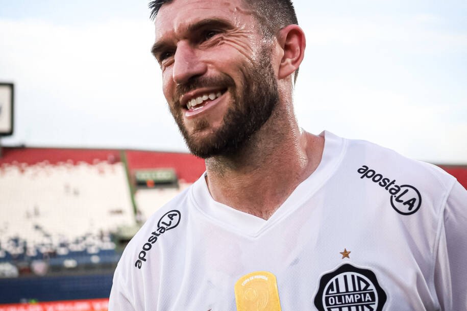 Tim Payne brilha no Olímpia e marca primeiro gol na goleada contra Rubio Ñú