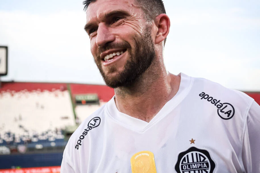 Tim Payne brilha no Olímpia e marca primeiro gol na goleada contra Rubio Ñú