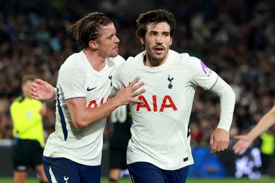 Tottenham e Newcastle se enfrentam em duelo decisivo no Campeonato Inglês