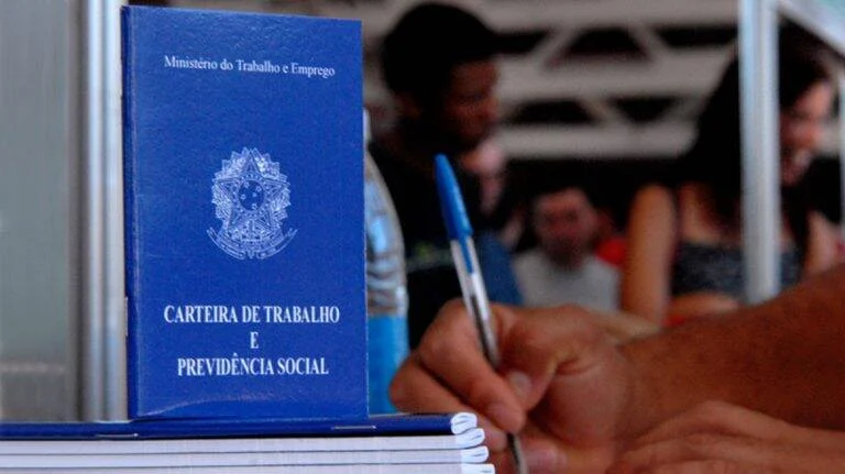 Trabalhadoras Domésticas: Governo Revela Direitos Cruciais e Desafios Enfrentados