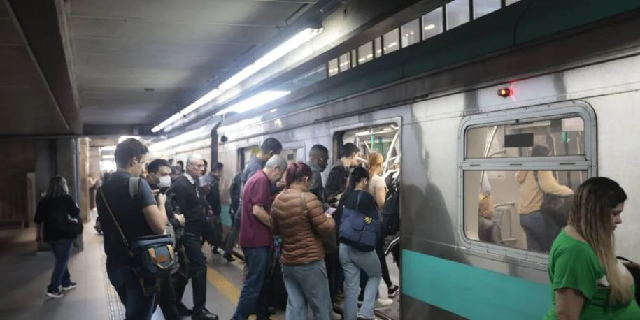 Trabalhadores da CPTM suspendem greve, mas sindicato mantém estado de greve!