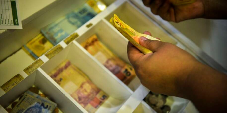 Trabalhadores do PIS e Pasep recebem R$ 5,2 bilhões em abono salarial
