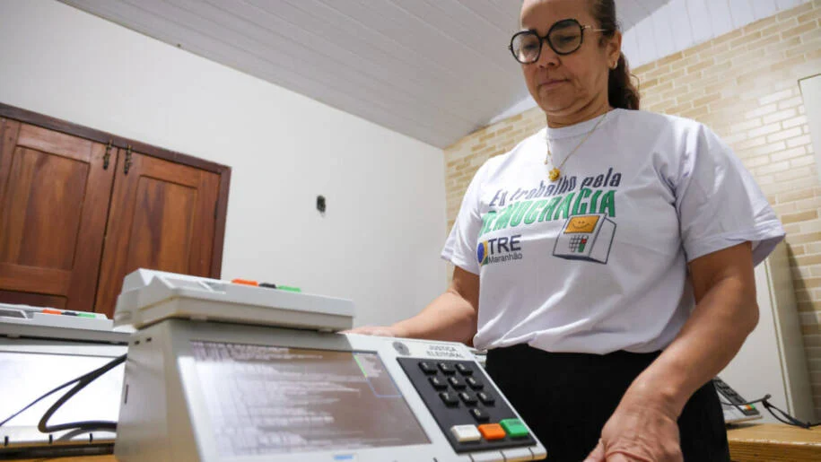 TSE anuncia mudanças nas urnas eletrônicas para as Eleições Gerais de 2026