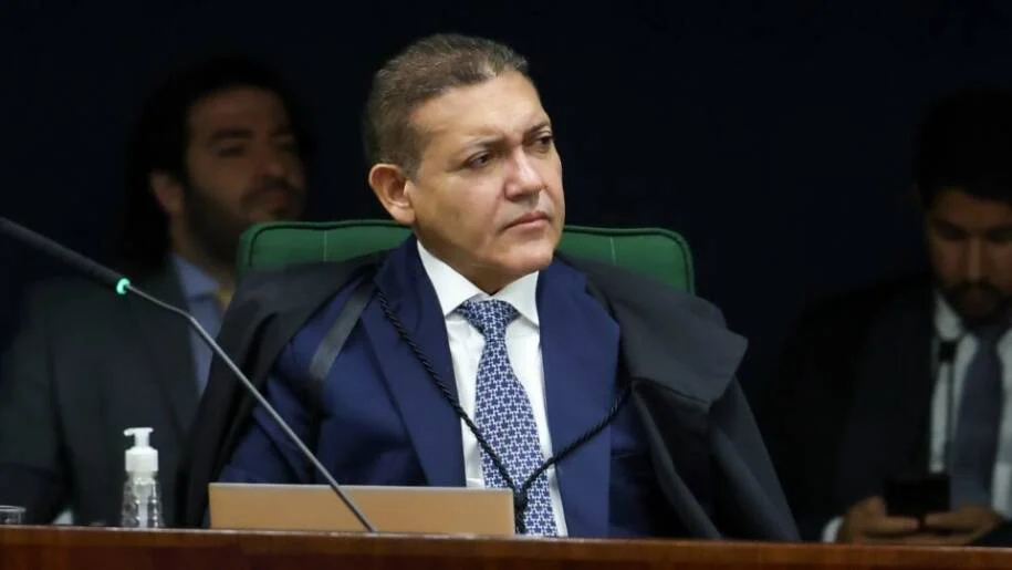 TSE derruba decisão de Nunes Marques e manda retirar vídeo de Flávio Bolsonaro