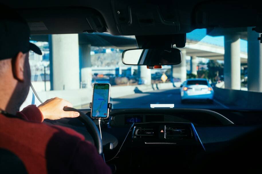 TSE proíbe adesivos eleitorais em carros de aplicativos e multa candidato em PE