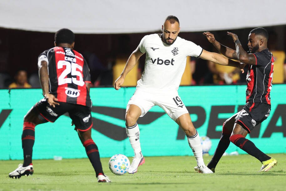 Vitória supera Botafogo com gol de Matheuzinho e provoca expulsão no final