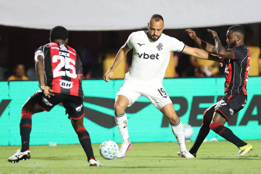 Vitória supera Botafogo com gol de Matheuzinho e provoca expulsão no final
