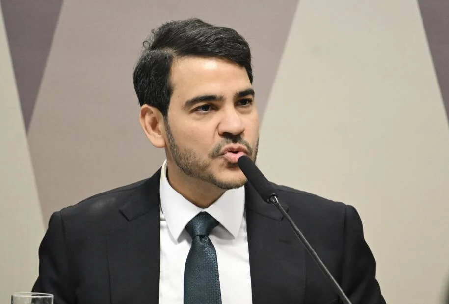AGU não contesta decisões de André Mendonça sobre investigações da PF
