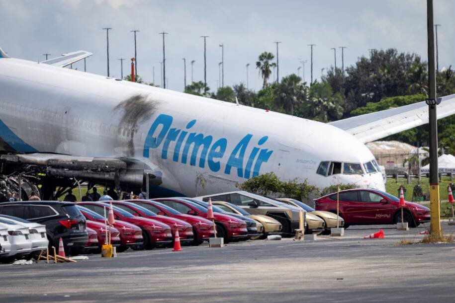 Amazon suspende 21 Air após queda de avião em Miami e morte de cinco pessoas
