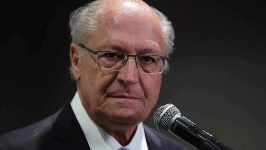 André Mendonça acata pedido de Flávio Bolsonaro e intima Alckmin em ação contra Lula