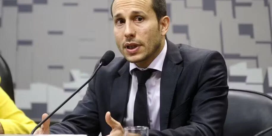 André Mendonça afasta Andrei Rodrigues da PF após denúncias de monitoramento ilegal