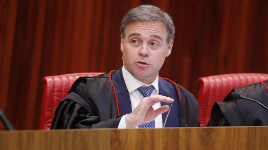 André Mendonça decide suspender reajuste do Bolsa Família pedido por Renan Santos