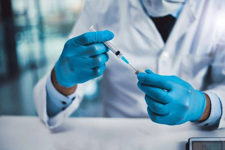 Anvisa aprova estudo da Fiocruz com vacina de mRNA para Covid em 2026