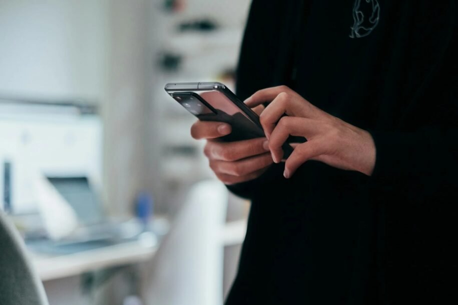Apple alerta sobre spyware mercenário que ataca jornalistas e ativistas
