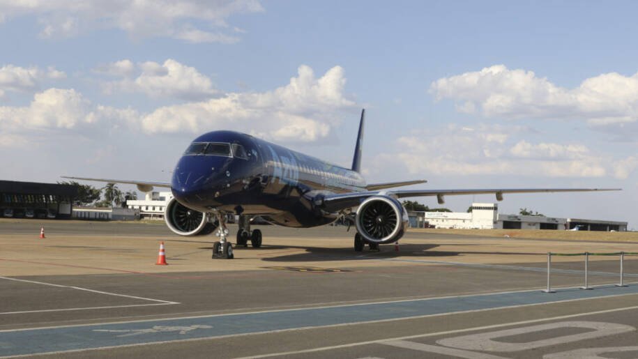 Azul ajusta voos após instabilidade no GPS de aviões Embraer E2; clientes devem checar reservas