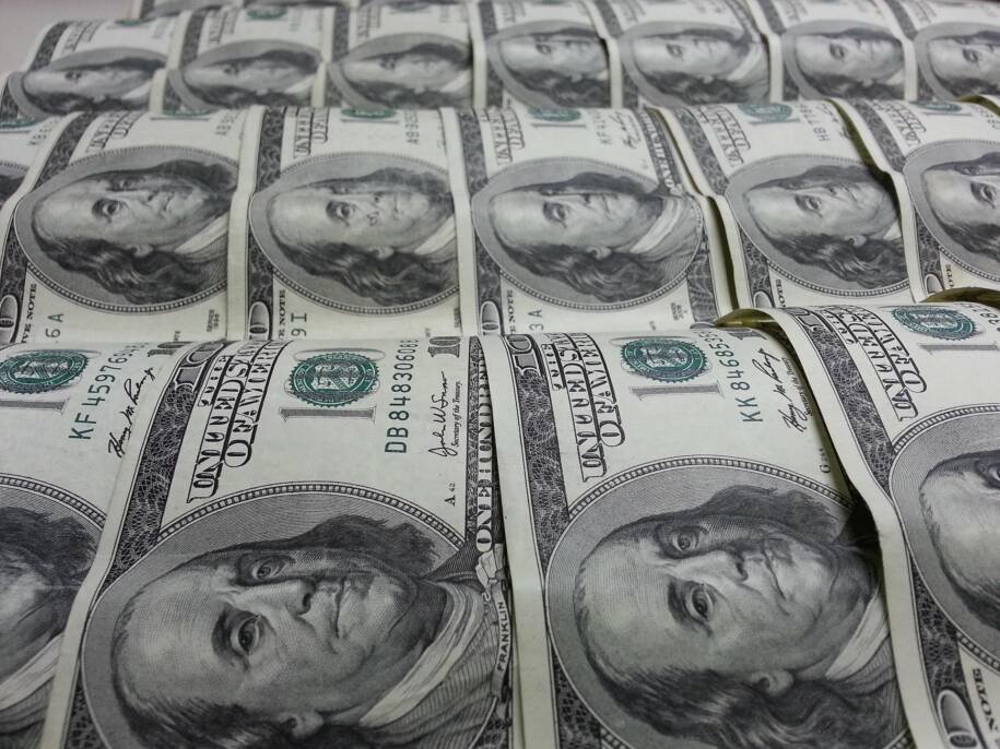 Banco Central realiza leilão de US$ 1 bilhão para conter pressão do dólar