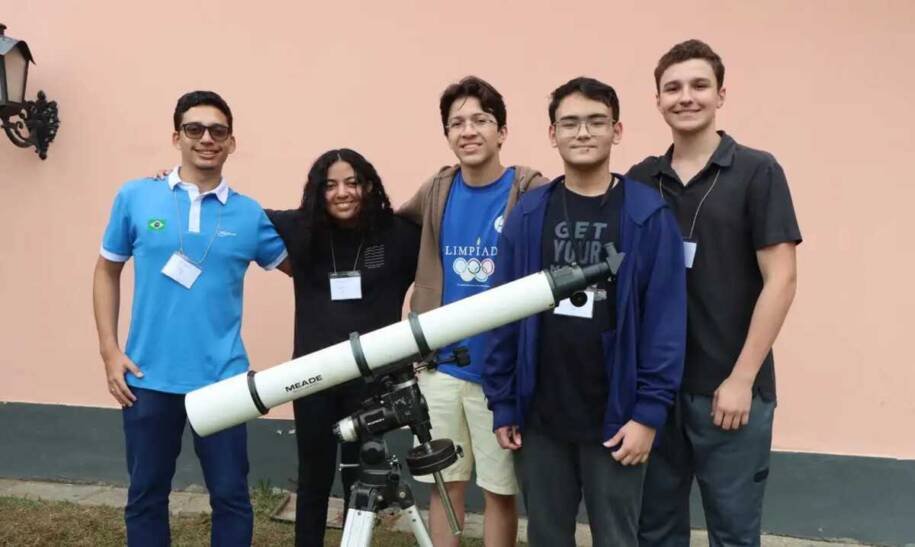 Biatriz Silva lidera equipe brasileira na Olimpíada Internacional de Astronomia no Vietnã