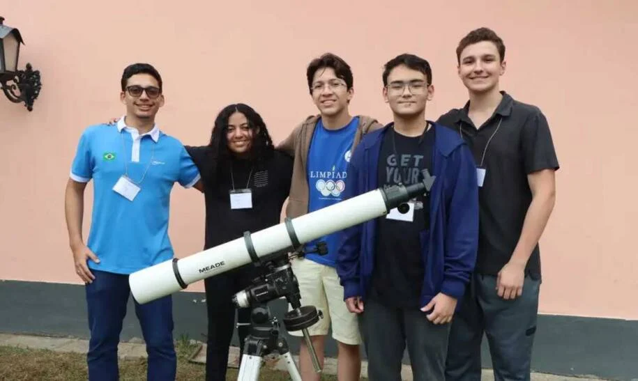 Biatriz Silva lidera equipe brasileira na Olimpíada Internacional de Astronomia no Vietnã