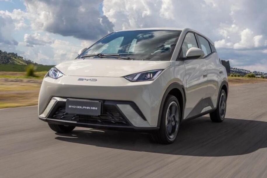 BYD Dolphin Mini desvaloriza R$ 15 mil em dois anos, mas e o Polo Track?