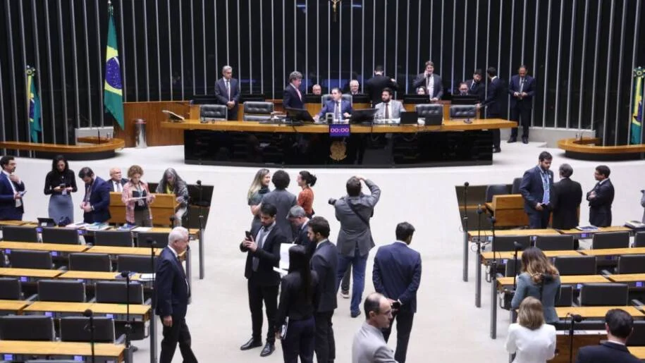 Câmara dos Deputados aprova MP que elimina taxa de 20% em compras internacionais