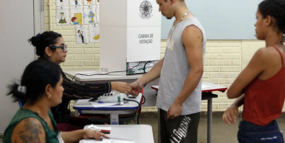 Caminhos da Reportagem revela importância do voto para jovens e idosos em 2026