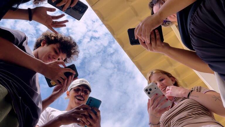 Caminhos da Reportagem revela importância do voto para jovens e idosos em 2026