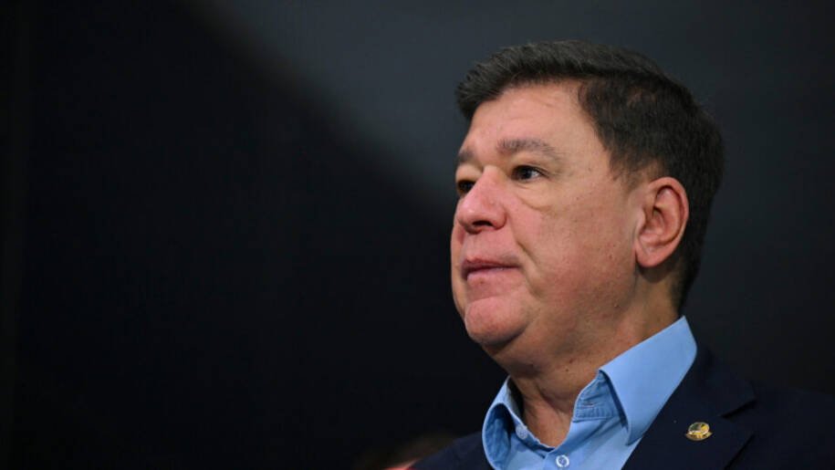 Carlos Viana apoia Flávio Bolsonaro e promete impeachment de Moraes na disputa pelo Senado