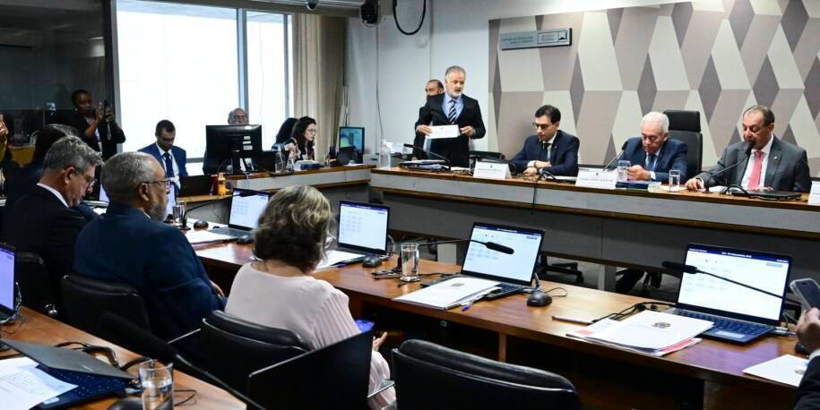 CCJ do Senado aprova PEC 221 que reduz jornada de trabalho e acaba com 6×1