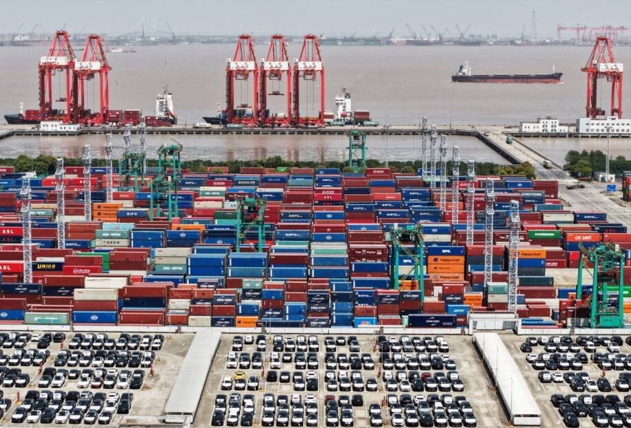 China enfrenta desaceleração econômica enquanto exportações de alta tecnologia disparam