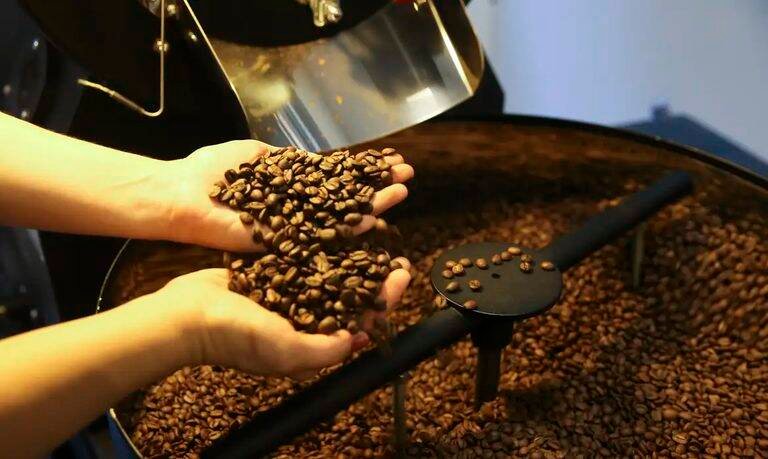 Conab prevê produção recorde de café em 2026: 67,6 milhões de sacas!