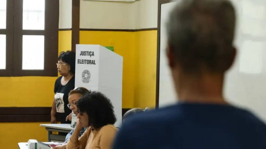 Crescimento de 74% do eleitorado acima de 60 anos surpreende analistas antes das urnas