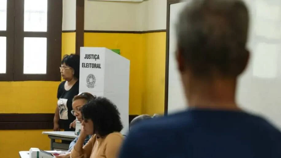 Crescimento de 74% do eleitorado acima de 60 anos surpreende analistas antes das urnas