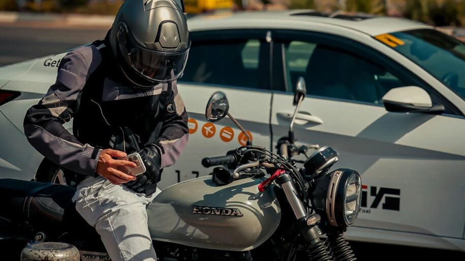 CTB proíbe fones de ouvido ao pilotar moto, mas intercomunicadores geram dúvidas