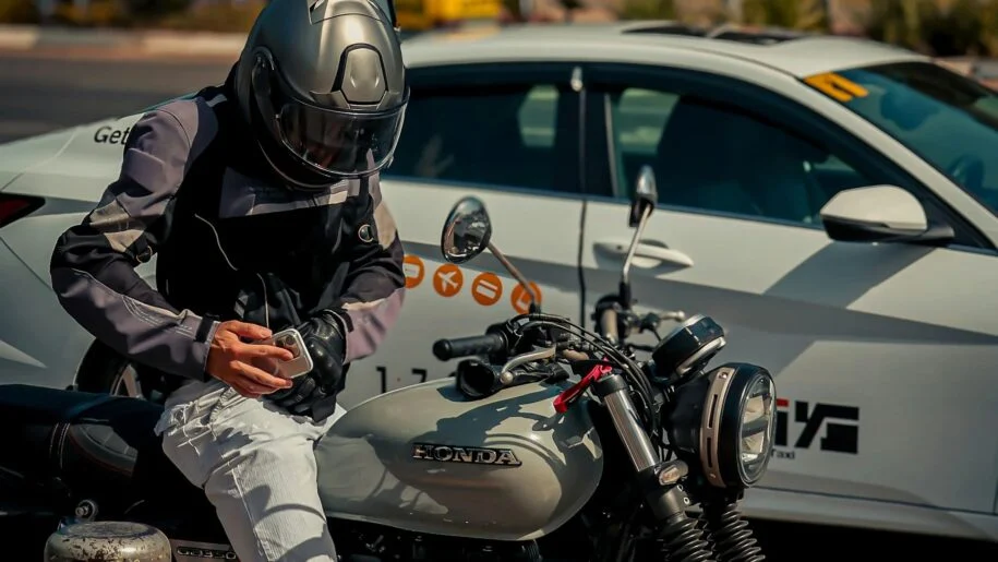 CTB proíbe fones de ouvido ao pilotar moto, mas intercomunicadores geram dúvidas