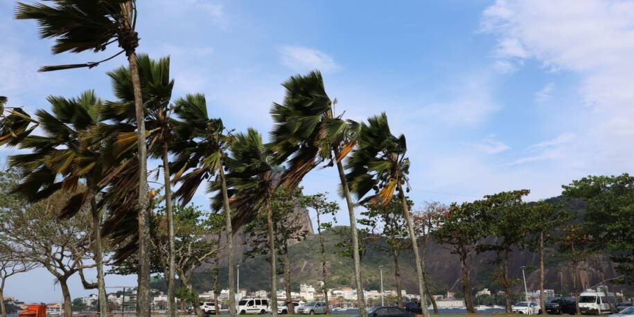 Defesa Civil do Rio emite alerta para ventos fortes e chuva intensa nesta terça