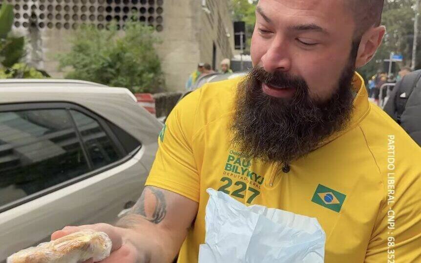 Deputado Paulo Bilynskyj flagra ônibus e gás lacrimogêneo em ato de esquerda