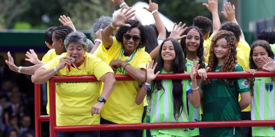 Desfile de 7 de Setembro em Brasília homenageia pioneiras do futebol feminino
