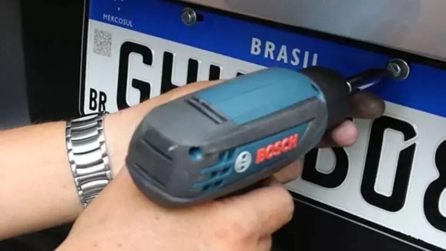 Detran-SP impõe novas taxas para troca de placa cinza pela Mercosul e gera polêmica