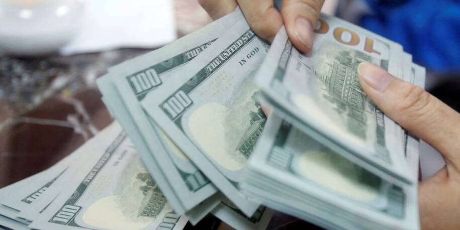Dólar e Ibovespa enfrentam pressão com aversão a risco e petróleo em alta
