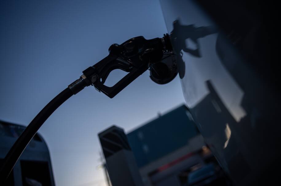 Donald Trump promete reduzir custos com energia em meio a preços recordes da gasolina