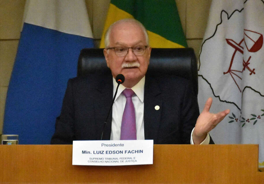 Edson Fachin promete resposta legal a inquérito contra Alexandre Moraes e crise no STF