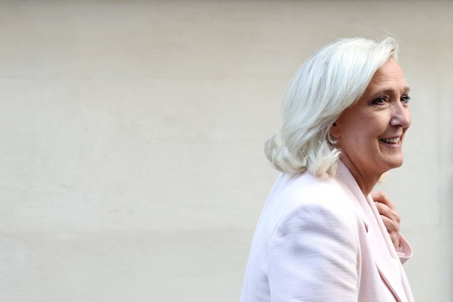 Extrema direita francesa conquista cadeiras no Senado e pressiona Macron antes de 2026